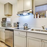 1 Mi to University of Chicago: Urban Escape!