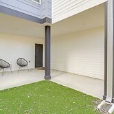 3 Mi to Dtwn: Modern Townhome w/ Yard in Houston