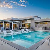 Polo Villa 1 by Avantstay Features Expansive Putting Green Pool Spa Ou