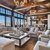 Silver Sun by Avantstay Ski-in Ski-out w Hot Tub