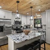 Bankhead Lodge by Avantstay Waterfront Log Cabin