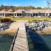 Bay Estate by Avantstay Waterfront Private Pond