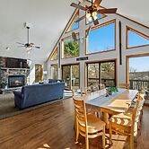 Lake View Chalet by Avantstay Lake Access Deck