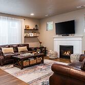 Old Mill Getaway by Avantstay Private Backyard w Hot Tub