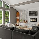 The Evergreen Escape by Avantstay Modern Cabin w Volleyball Court Hot