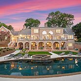 Shoreway Cove by Avantstay Waterfront Pool Dock