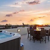 Sunset Serenity by Avantstay Rooftop w Hot Tub Fire Pit 3 Blocks to Be