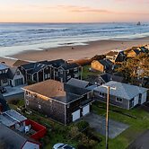 Pacific Breeze Ocean Views Steps to Cannon Beach Airy Coastal Retreat
