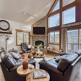 Denton by Avantstay Hot Tub Enclosed Deck w Fire Pit Near Skiing Lake