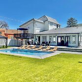 2 Blocks to Downton Chelan: Home w/ Hot Tub!