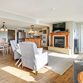 Cozy Table Rock Lake 'boathouse' w/ Pool Access