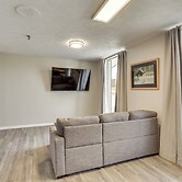 < 1 Mi to Oakland City University: Cozy Apartment