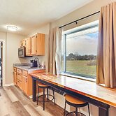Golf, Shop, Tour & More: Oakland City Apartment