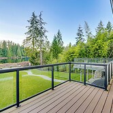 Lakefront Gem: Balcony, Fire Pit & Yard in Everett
