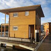 Hausboot in Kroeslin am Bodden