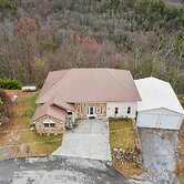 Spectacular Home w Hot Tub Fireplace Jacuzzi