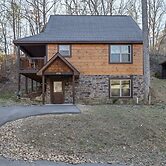 Fantastic Cabin w Gameroom Hot Tub Fireplace