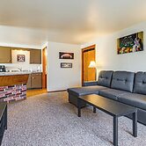 3 Mi to Lambeau Field: Ideally Located Townhome!
