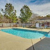 Community Grills & Pool: Gautier Condo!