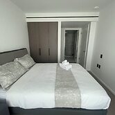 Chic Urban Stylish Condo in Downtown V