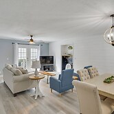 3 Mi to St Simons Beach: Gem w/ Pool Access & Deck