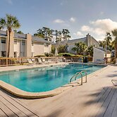 3 Mi to St Simons Beach: Gem w/ Pool Access & Deck