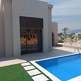 Cozy 2-bedroom Poolside Haven