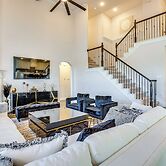 6 Mi to Lake Lewisville: Chic Retreat in Frisco!