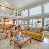 Screened-in Porch w/ Views: Hot Springs Getaway!