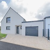 Pretty new House With Small sea View