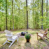 2 Mi to Toccoa Falls: Cozy Getaway w/ Fire Pit!
