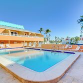 Steps to Beach: Bradenton Beach Condo w/ Deck