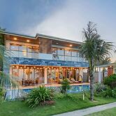 Luxe 6BR Beachfront Villa: Group Getaway Haven