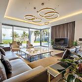 Oceanfront Elegance: 7-br Villa in Luxury Resort