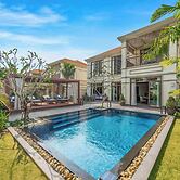 Beachside Villa: 2BR Private Pool & Breakfast
