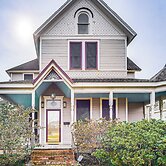 Walk to Parks & Cafes: Historic Jeanerette Home