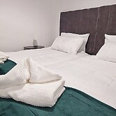 Ashfield House by Cyber Living - Modern Stay!