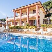 Vila Maer in Blanes With 5 Bedrooms and 2 Bathrooms