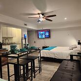 Exec Suite King Bed Hot Tub Gym Laundry