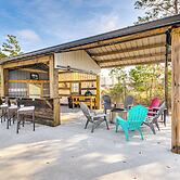 6 Mi to Navarre Beach: Spacious Family Retreat!