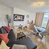 House Sleeps 5 With Garden and Parking