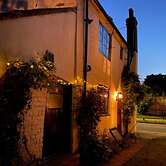 Local Pubs, Walking Routes, Cottage w Parking