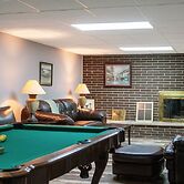 Huge Manor w Indoor Hot Tub and Pool Table