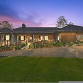 7BR Lakefront Haven Pool Hot Tub Gated 4acres