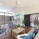 Urbanretreat Modern Outdoor Dining Backyard