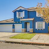 Pool Table & Charcoal Grill: Home in Victorville!