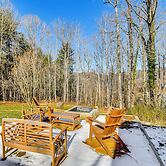 10 Mi to Asheville: Mtn-view Hideaway!