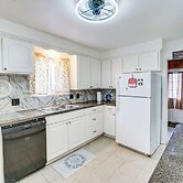 15 Mi to Dtwn Detroit: Cozy Family Home w/ Yard!
