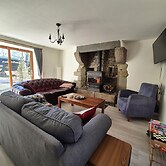 Cottage in Mael-carhaix With Terrace