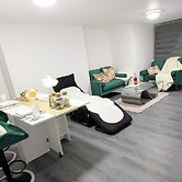 Chic Apartment in Manchester Sleeps 5